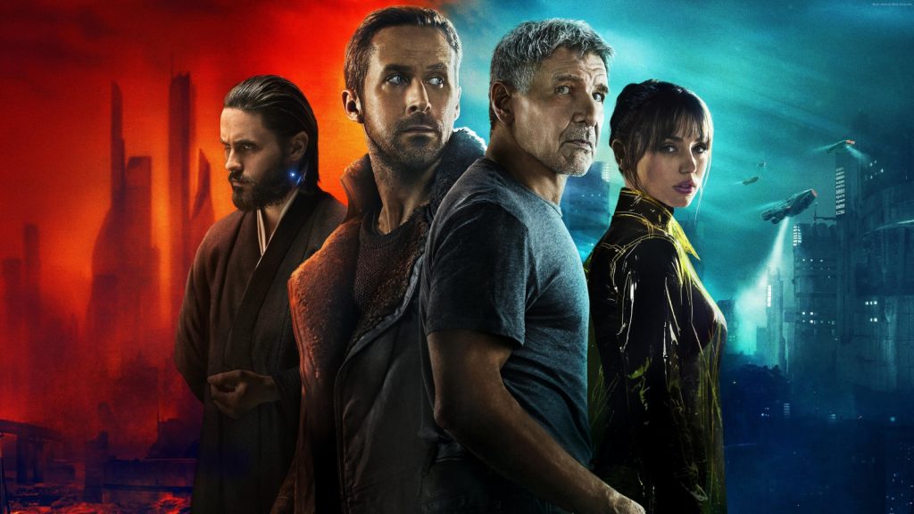 پوستر فیلم علمی تخیلی Blade Runner 2049 با نمایی از شهر آینده و فناوری پیشرفته در سینما.