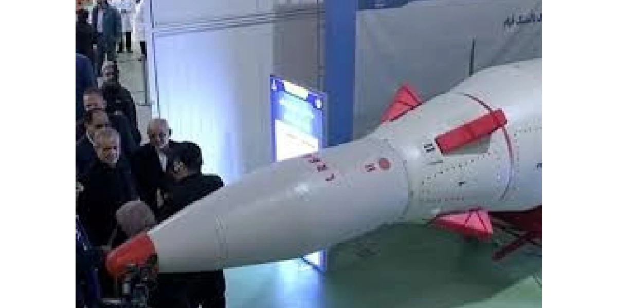 موشک بالستیک اعتماد با برد ۱۷۰۰ کیلومتر، جدیدترین دستاورد دفاعی ایران است.