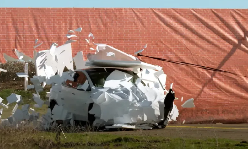 خودران تسلا در تله دیوار نقاشیشده: آیا فناوری خودران تسلا قابل اعتماد است؟ 1404 1 خودروی تسلا در حال برخورد با دیوار نقاشیشده در تست فناوری خودران تسلا.