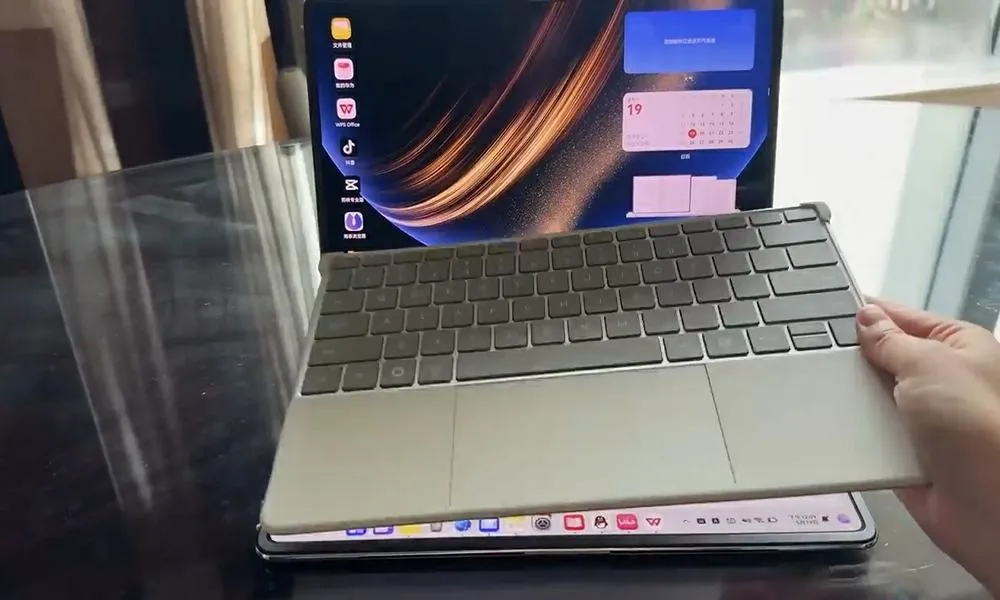 انقلابی در دنیای لپتاپها: هواوی از اولین لپتاپ تاشوی جدید هواوی رونمایی کرد! 3 لپتاپ تاشوی جدید هواوی با کیبورد فیزیکی متصل
