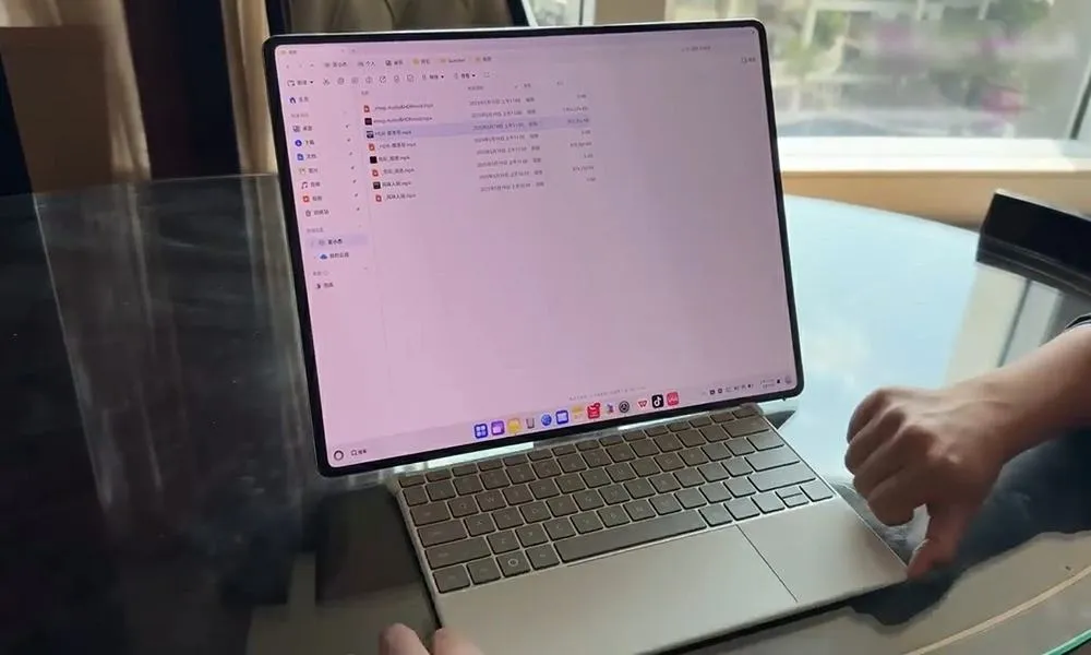 انقلابی در دنیای لپتاپها: هواوی از اولین لپتاپ تاشوی جدید هواوی رونمایی کرد! 2 اجرای چند برنامه در لپتاپ تاشوی جدید هواوی در حالت تبلت