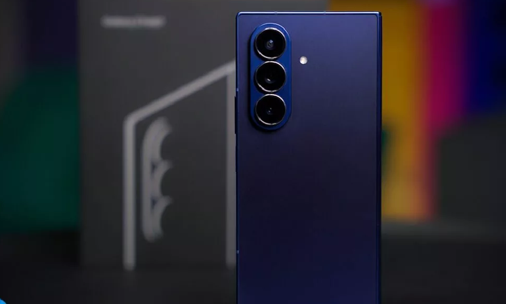 بررسی کامل گلکسی Z Fold 7؛ اوج بلوغ در طراحی گوشی تاشو 2 تجربه استفاده از گلکسی Z Fold 7 فراتر از یک گوشی عادیست؛ ترکیب طراحی تاشو، دوربین ۲۰۰ مگاپیکسلی و نمایشگر حرفهای آن بینظیر است.