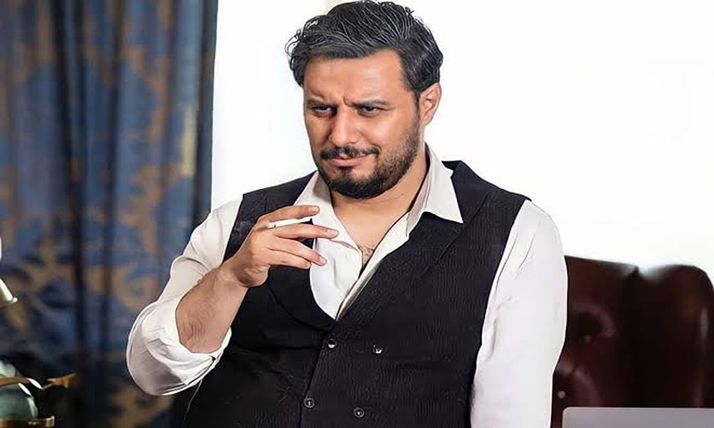 جواد عزتی در نقش خبرنگار مستقل | بیوگرافی بازیگران سریال سقوط شبانه