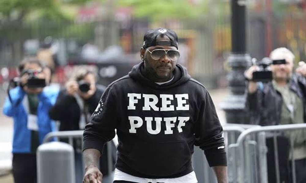 طرفدار دی‌دی با لباس Free Puff در تجمع حمایت از تبرئه دی‌دی