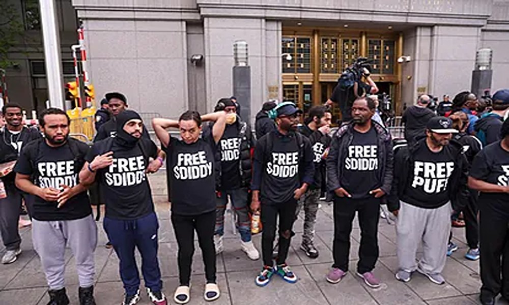 تجمع هواداران دی‌دی با لباس‌های Free Diddy در حمایت از تبرئه دی‌دی