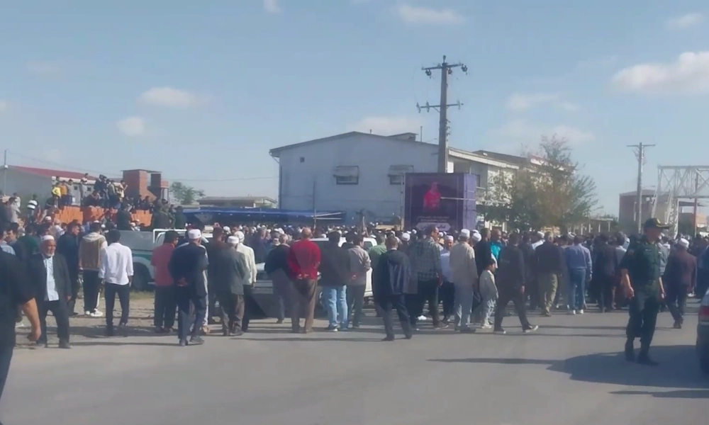 حضور مردم برای تشییع جنازه صابر کاظمی 2 تشییع جنازه صابر کاظمی